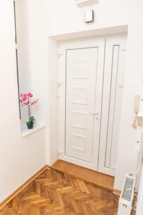 Central And Comfy 2Bdr Apartment Near Parliament Belgrade Extérieur photo