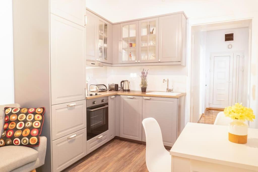 Central And Comfy 2Bdr Apartment Near Parliament Belgrade Extérieur photo